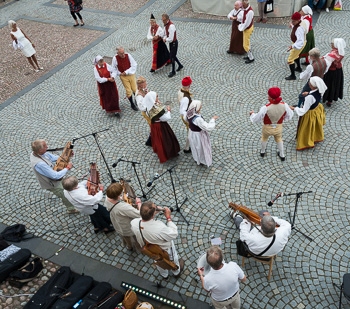 Performance in front of Hesselby Castle
